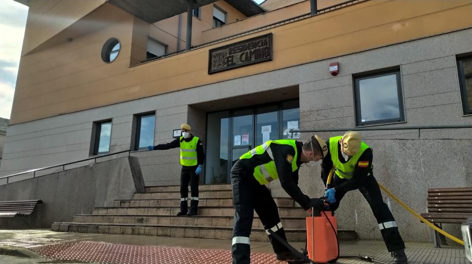 Una residencia de Cacabelos (León) despiden a la UME con gritos de «campeones»