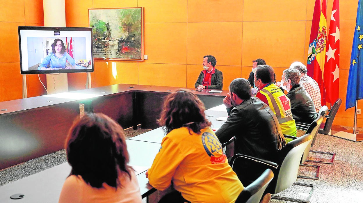 Díaz Ayuso, en una videoconferencia con los mandos sanitarios del hospital de Ifema