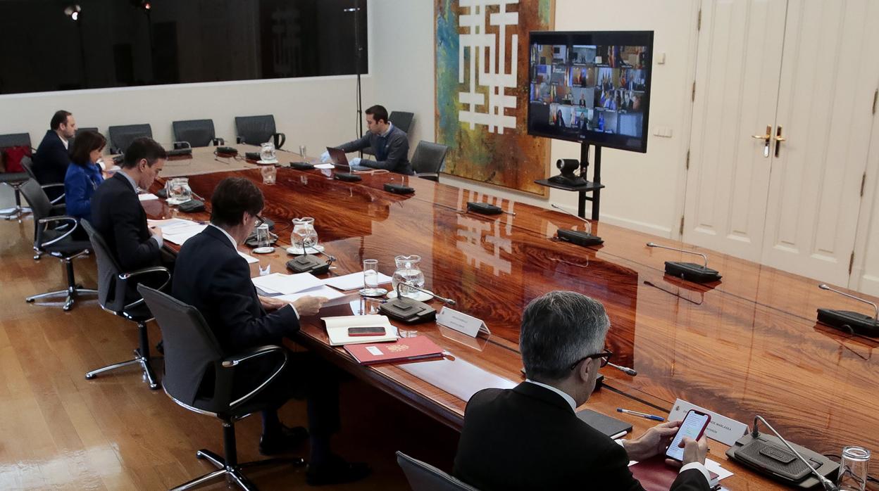 Pedro Sánchez, con varios de sus ministros, durante la conferencia con los presidentes autonómicos