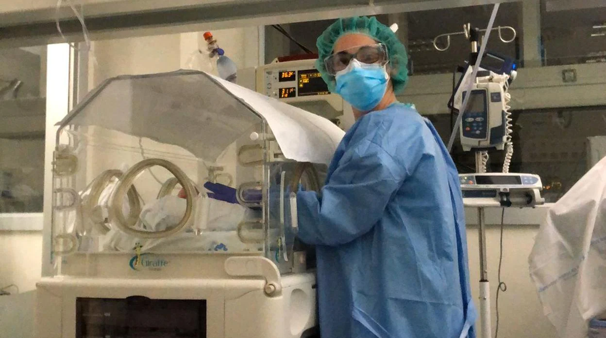 Violeta, enfermera de Neonatología, examina a un bebé nacido de una gestante con Covid-19 en el hospital Puerta de Hierro