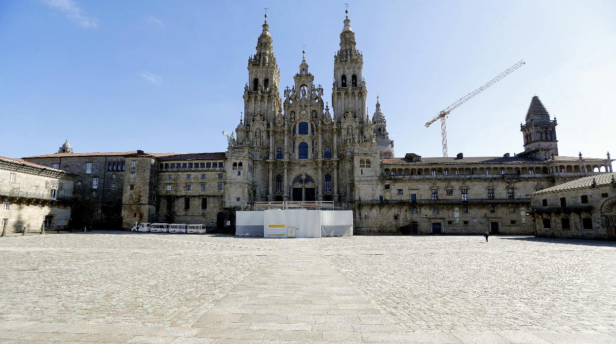 La plaza del Obradoiro vacía este mediodía en Santiago de Compostela