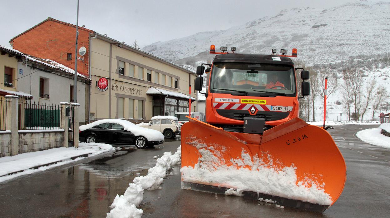 El temporal volverá a cubrir de nieve las cumbres de León; en la imagen, una máquina quitanieves en Cármenes, en una imagen de archivo