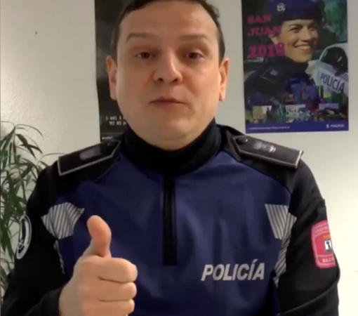 El mago y policía municipal Carlos Mera