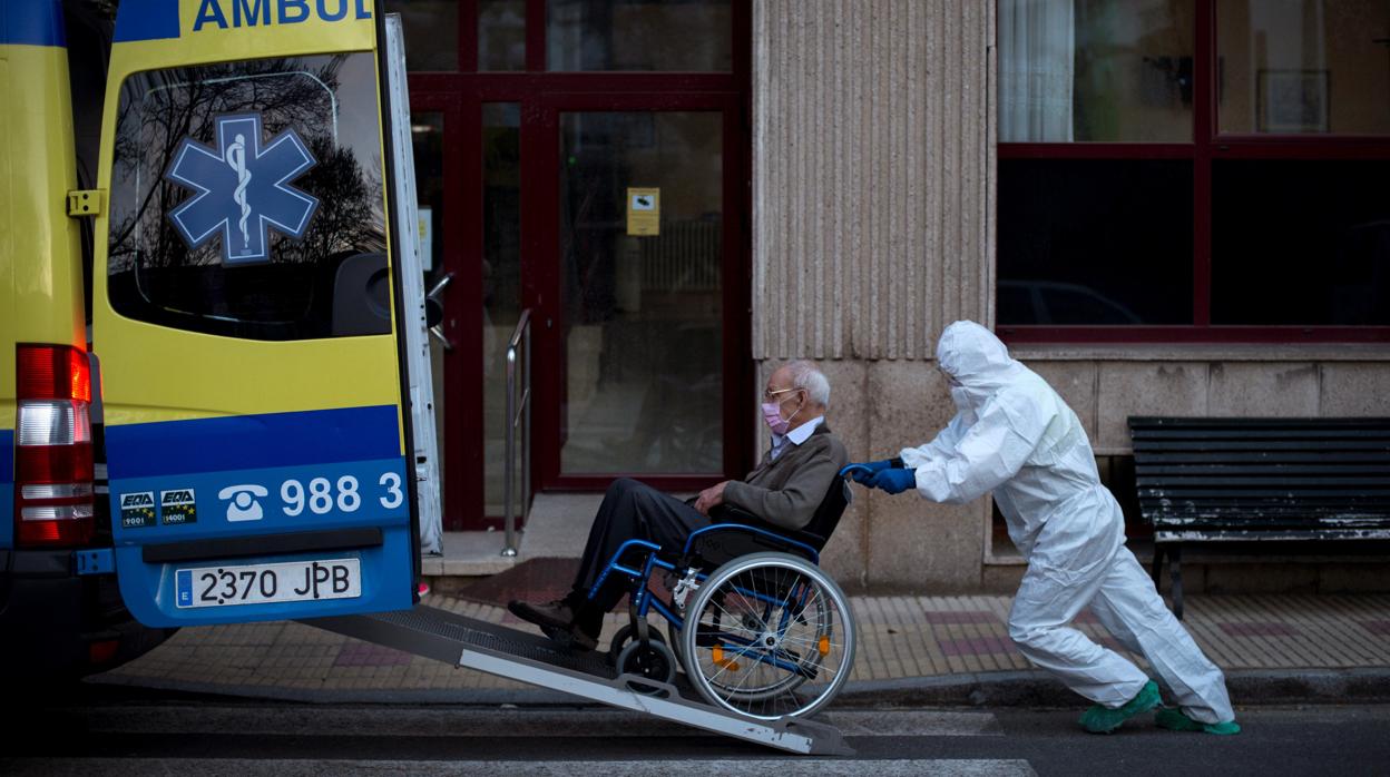 Un sanitario transporta a un usuario de la residencia San Carlos en Celanova el pasado viernes