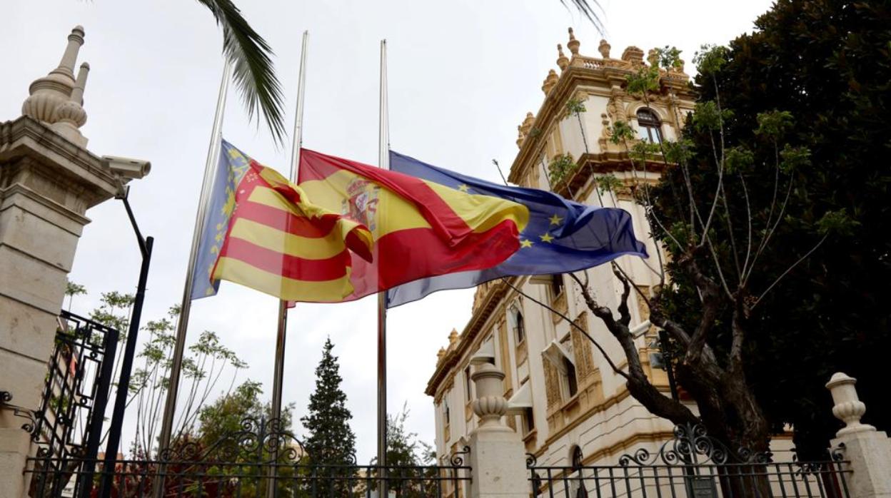La Diputación de Alicante, con las banderas a media asta