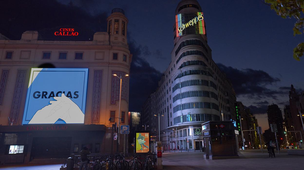 Las pantallas de Callao proyectan a diario imágenes del personal sanitario