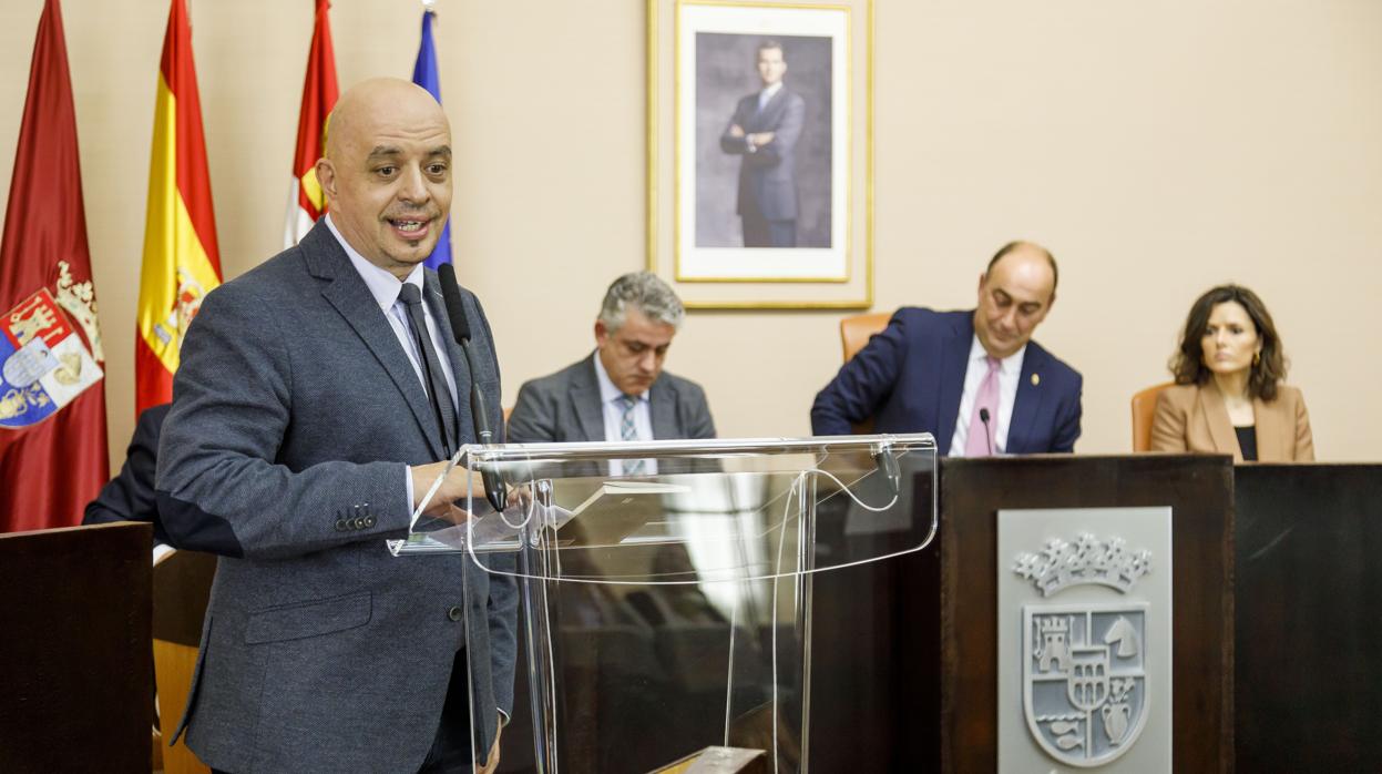 González Iglesias al recibir el premio Gil de Biedma