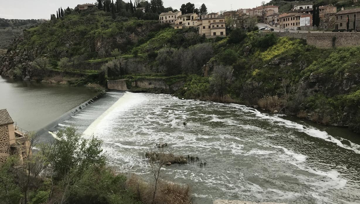 El río Tajo a su paso por Toledo, con las espumas que lleva su cauce estos días