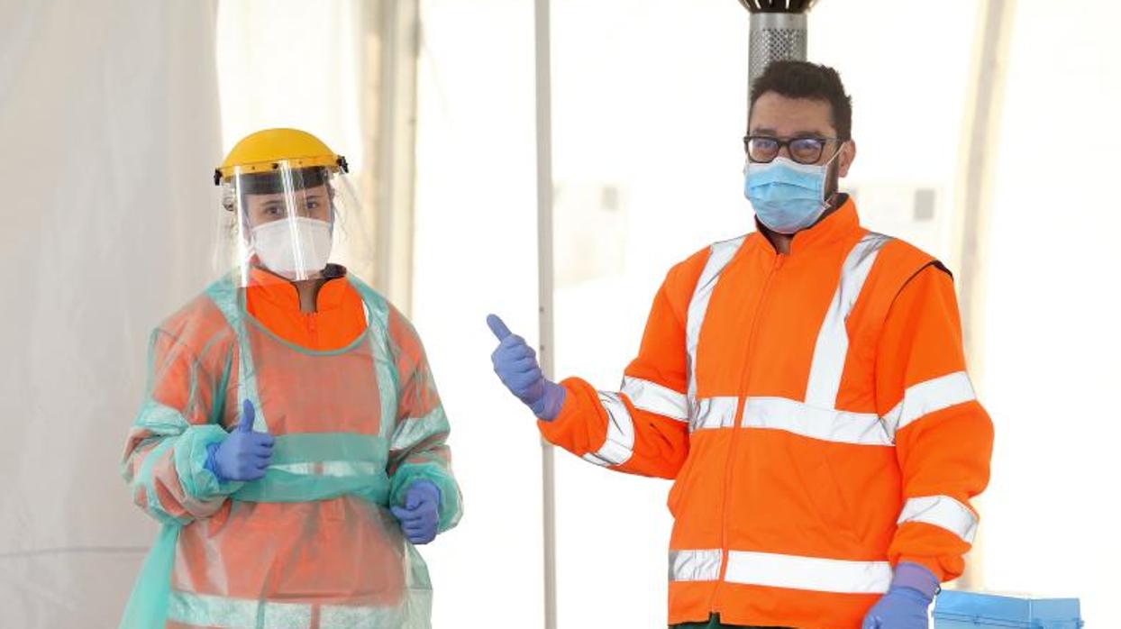 Dos de los sanitarios gallegos encargados de realizar test rápidos