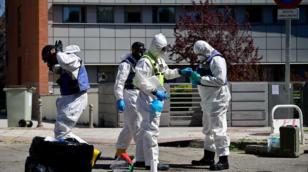 Miembros de la UME preparándose para desinfectar una residencia de ancianos golpeada por el coroanvirus