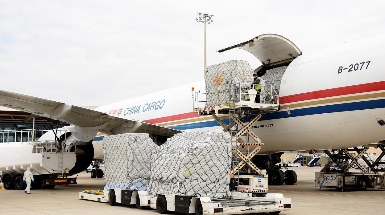 Avión con material para el persona sanitario procedente de China