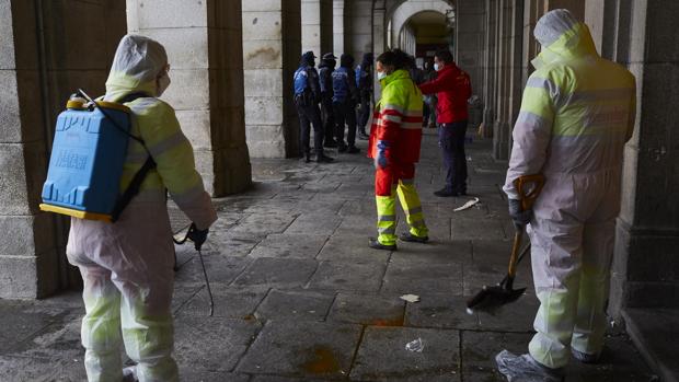 Desalojan a decenas de sintecho de la Plaza Mayor por tareas de limpieza en el pavimento