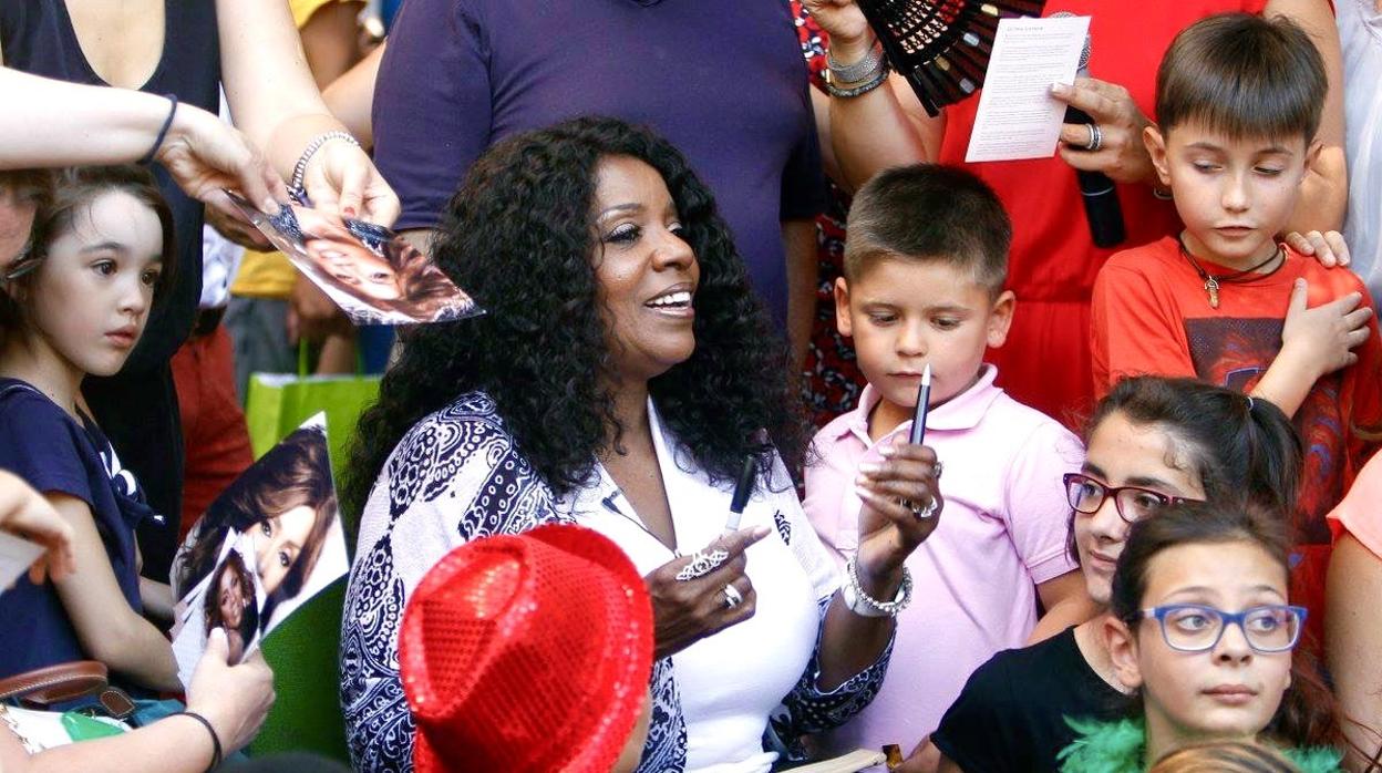 Imagen de la visita de Gloria Gaynor a un colegio de Valencia en 2016