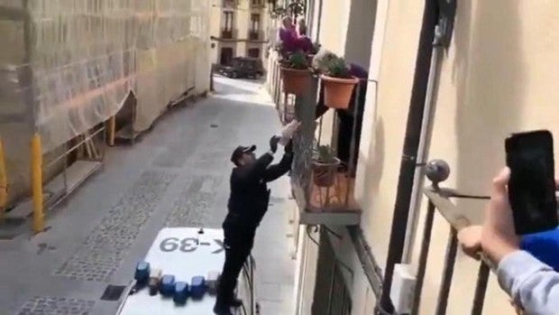 En vídeo: El emotivo gesto de dos agentes de la Policía Nacional con una anciana por su cumpleaños