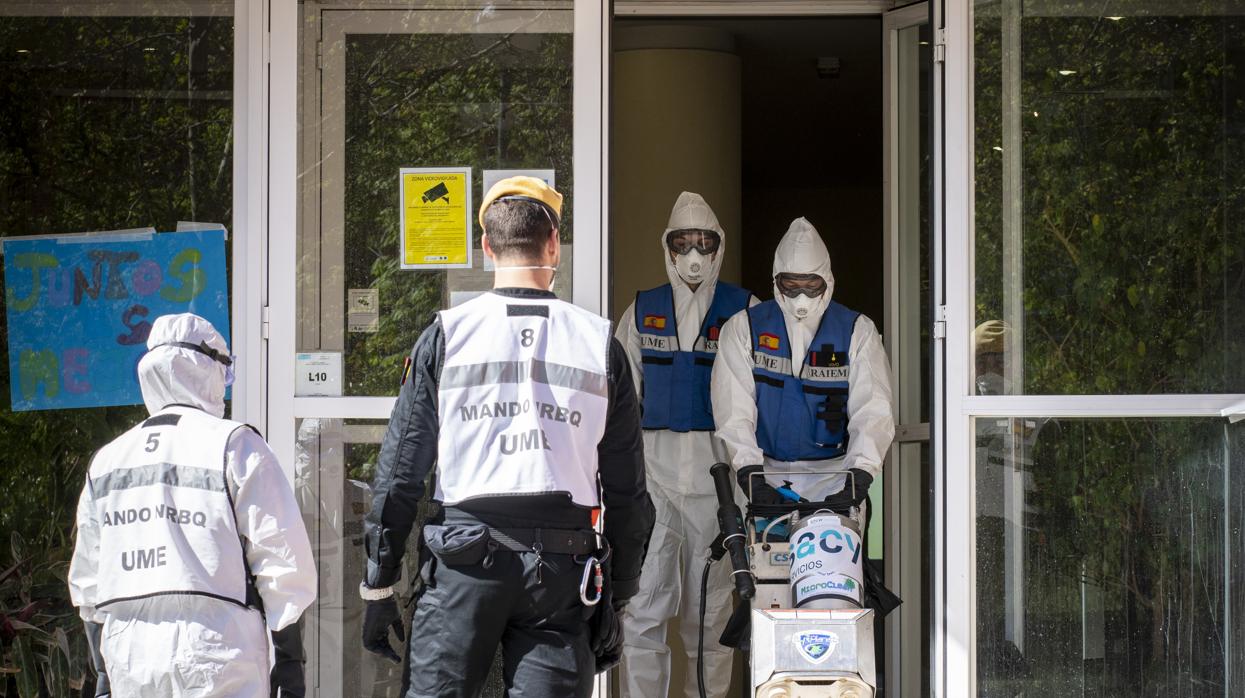 Personal de la Unidad Militar de Emergencias, desinfectando una residencia de mayores en Madrid