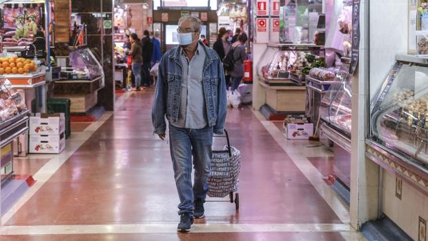 Coronavirus: detienen a un hombre por toser en la cara a los clientes y trabajadores de un supermercado