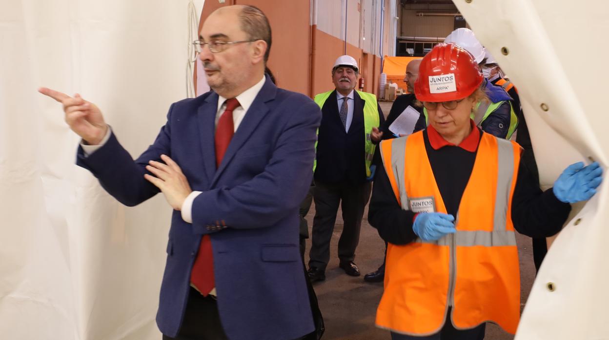 El presidente aragonés, Javier Lambán, visitó este miércoles el hospital de campaña habilitado en la Feria de Muestras de Zaragoza, para hacer frente a la pandemia del coronavirus