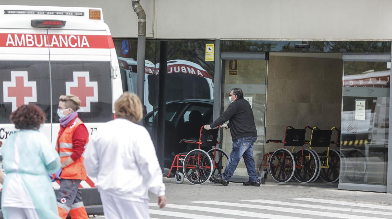 Sanitarios y pacientes a las puertas de un hospital