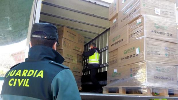 Comerciantes de Vitoria donan mascarillas a la Guardia Civil