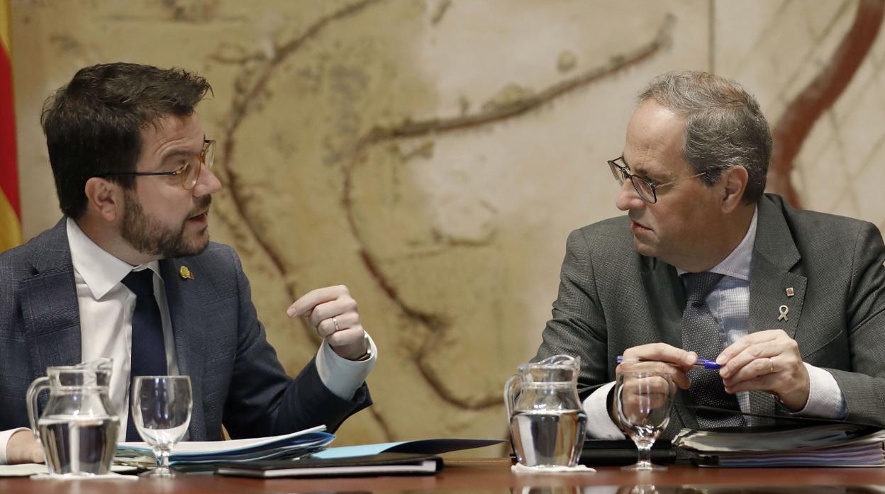 El presidente de la Generalitat, Quim Torra, acompañado por su vicepresidente, Pere Aragonés (i), durante la reunión semanal del Govern, en pleno pulso entre ERC y sectores de JxCat que ponen en tela de juicio la utilidad de la mesa de diálogo entre gobiernos activada la semana pasada