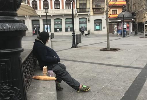 Mendigo que vive en la Plaza de Zocodover de Toledo