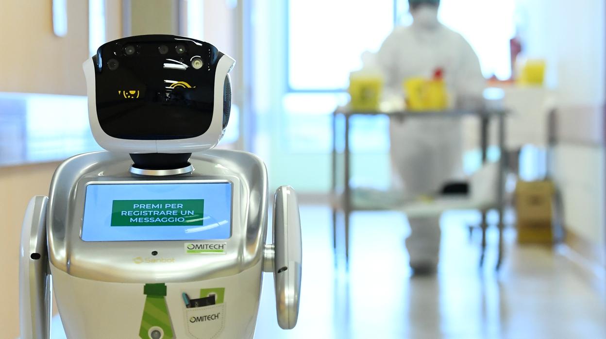 Imagen de archivo de un robot en un hospital de Italia durante el coronavirus