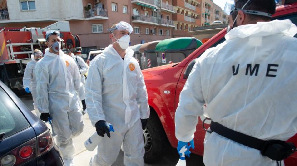 La Unidad Militar de Emergencias, desinfectando un centro de menores en Badalona (Barcelona)