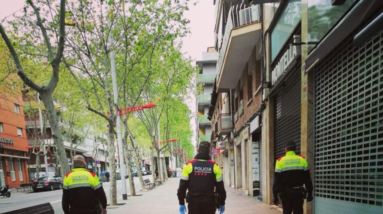 Tres agentes de los Mossos durante el dispositivo Osiris