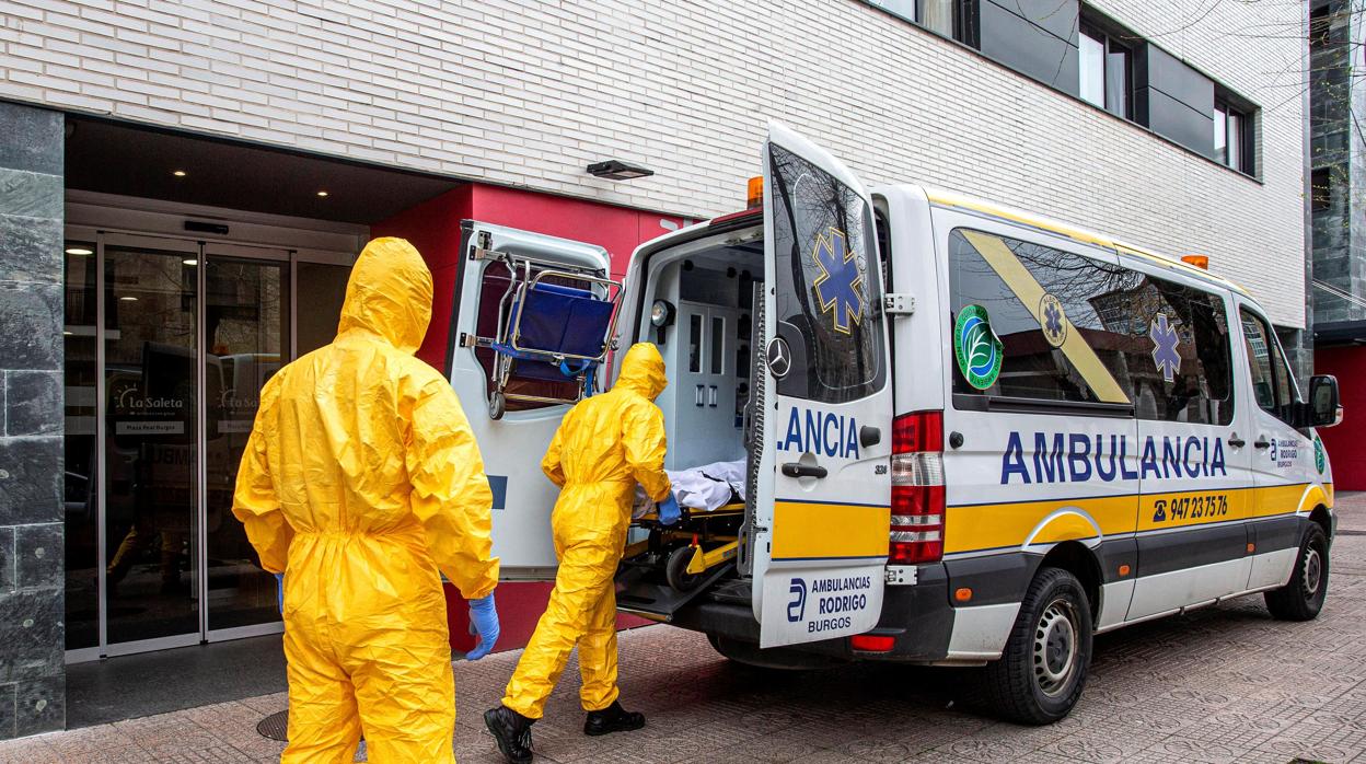 Sanitarios trasladando a un paciente de coronavirus de una residencia de ancianos