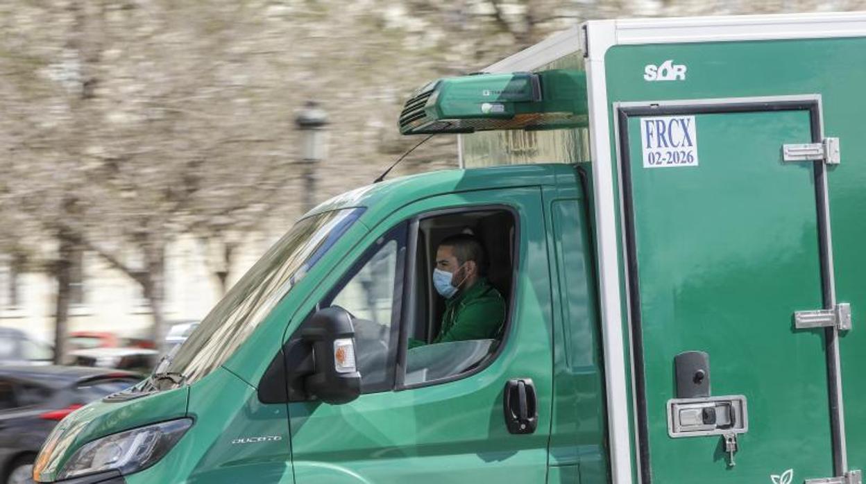 Un transportista de Mercadona, con mascarilla