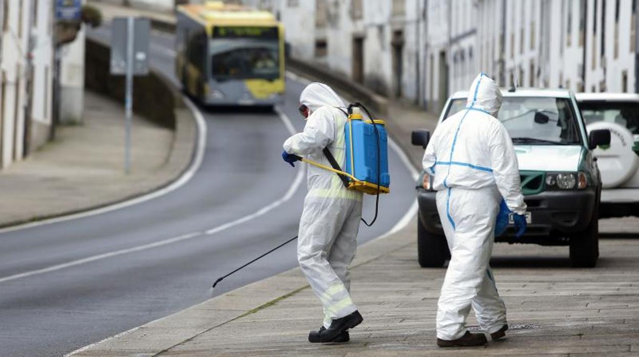 Operarios desinfectando calles de Santiago de Compostela