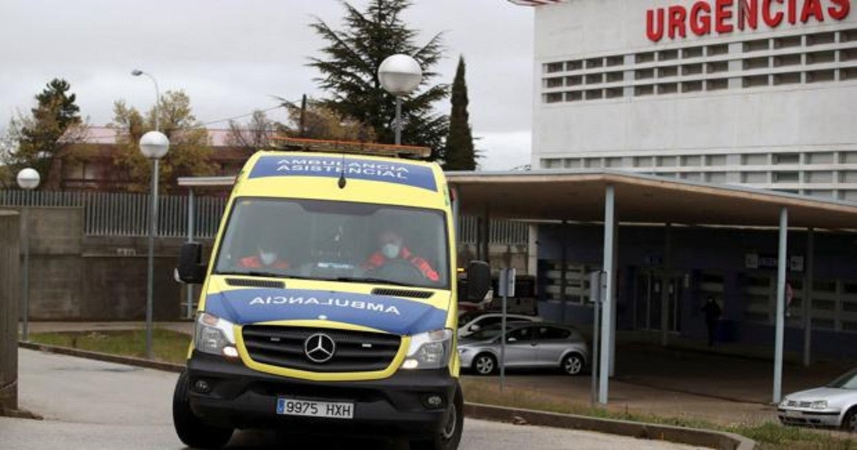 Una ambulancia, ayer en el Hospital Santa Bárbara de la capital soriana