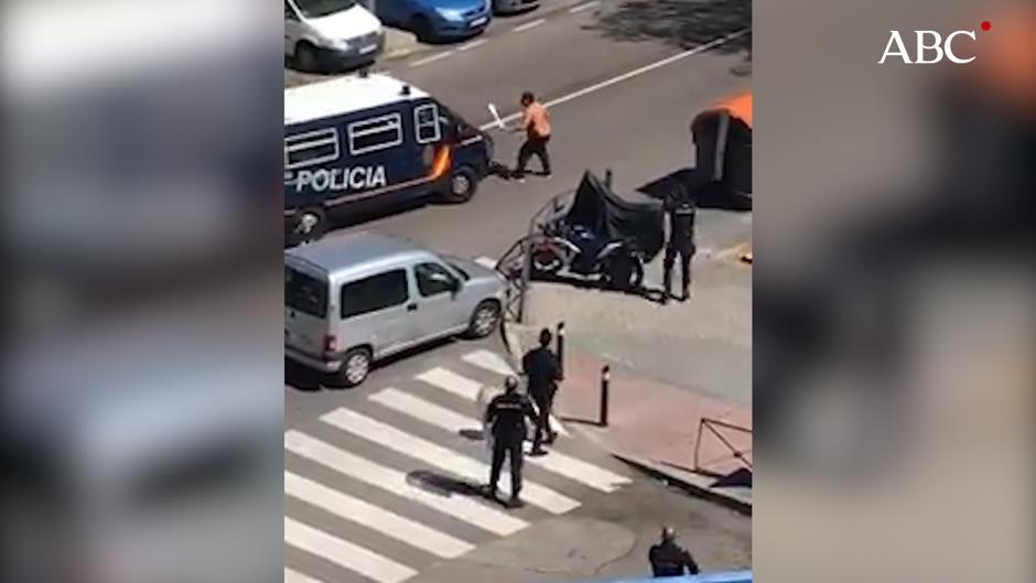 Prisión para el hombre que se enfrentó a la Policía con dos catanas: «Os voy a matar a todos»