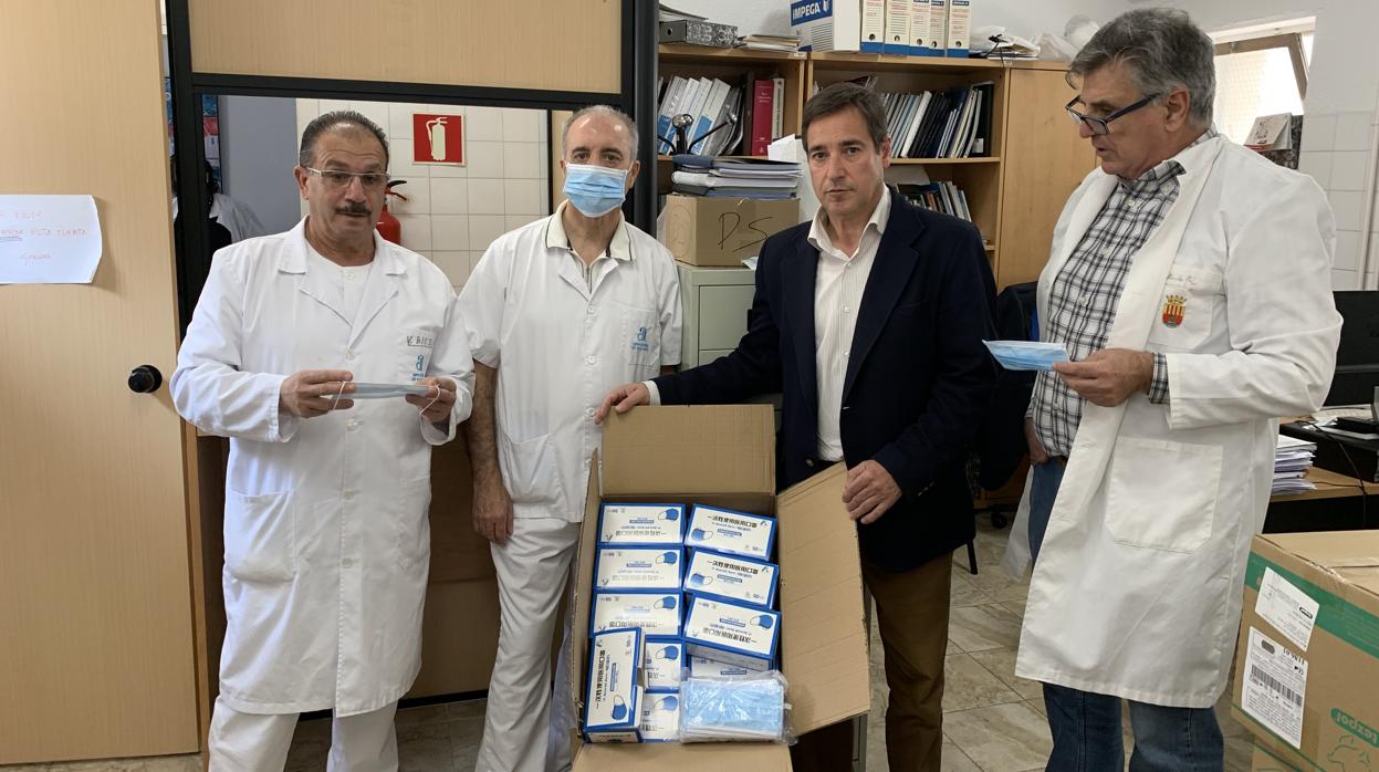 El empresario con material donado para ayudar a luchar contra el coronavirus