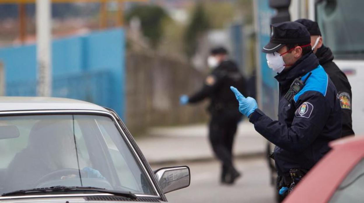 Agentes de la Policía Local de Vigo, durante un control en la ciudad olívica