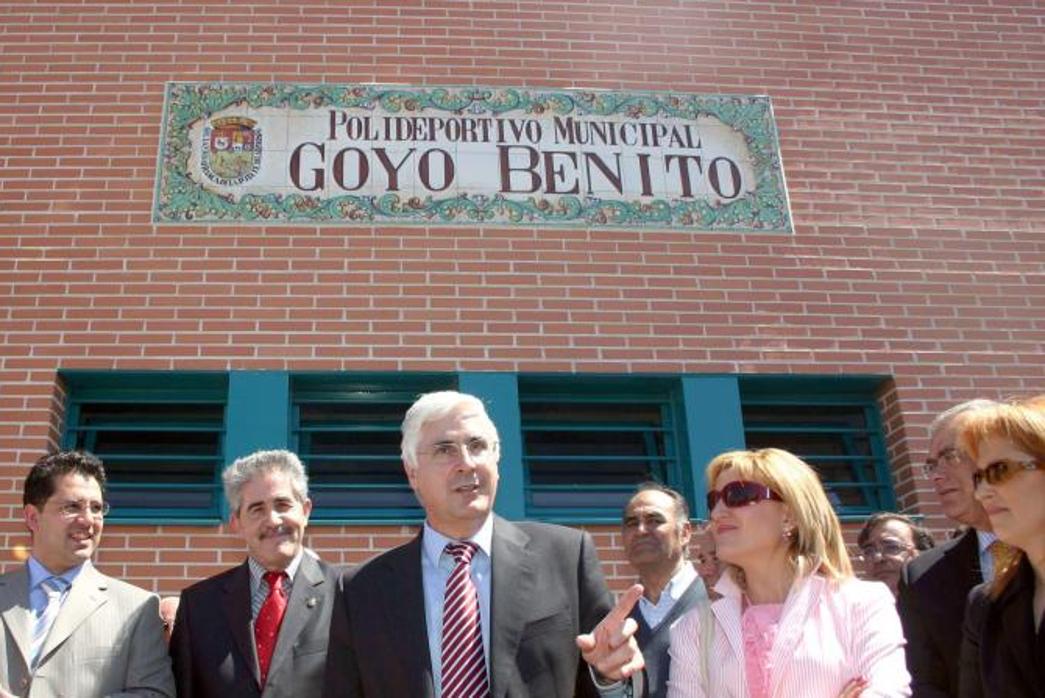 Goyo Benito (a la izquierda del presidente Barreda), el día 22 de abril de 2005 cuando se inauguró con su nombre el polideportivo municipal de El Puente del Arzobispo