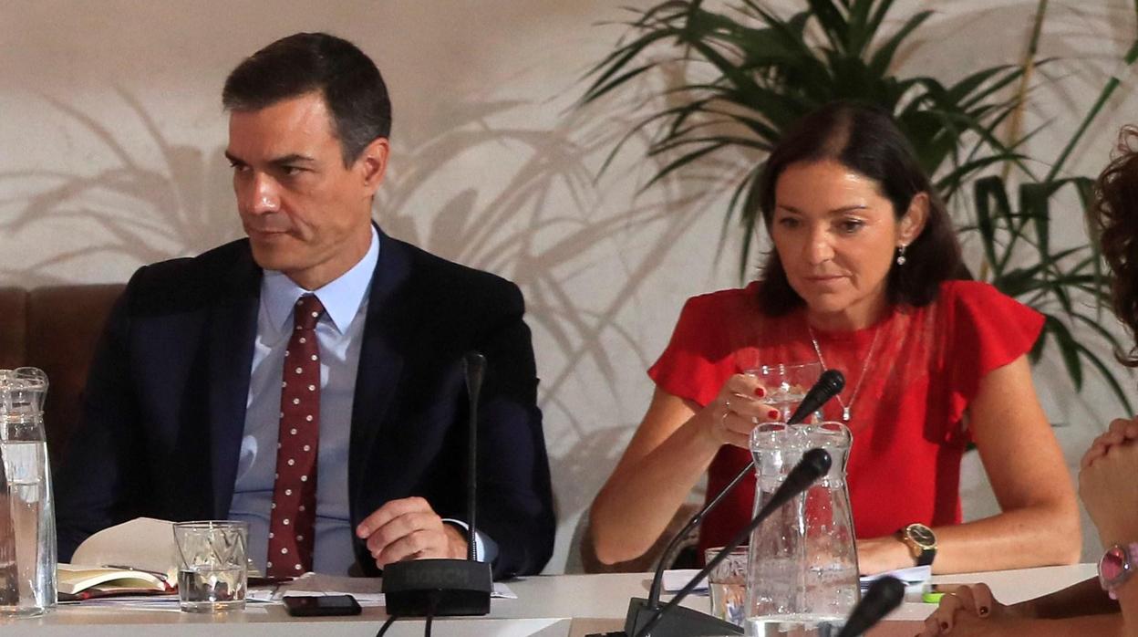 Pedro Sánchez y su ministra de Industria, Reyes Maroto, en una imagen de archivo