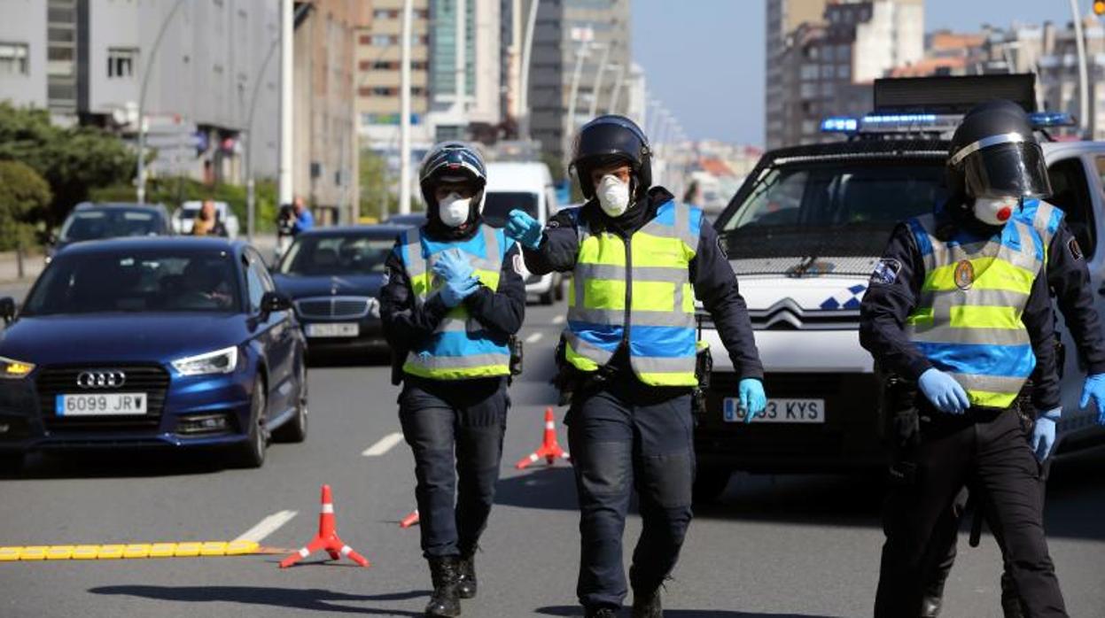 Control policial en La Coruña para velar por el confinamiento durante la pandemia de coronavirus