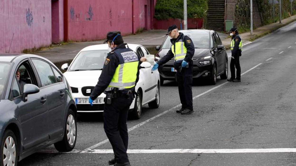 Agentes de la Policia Nacional, durante un control en Ferrol