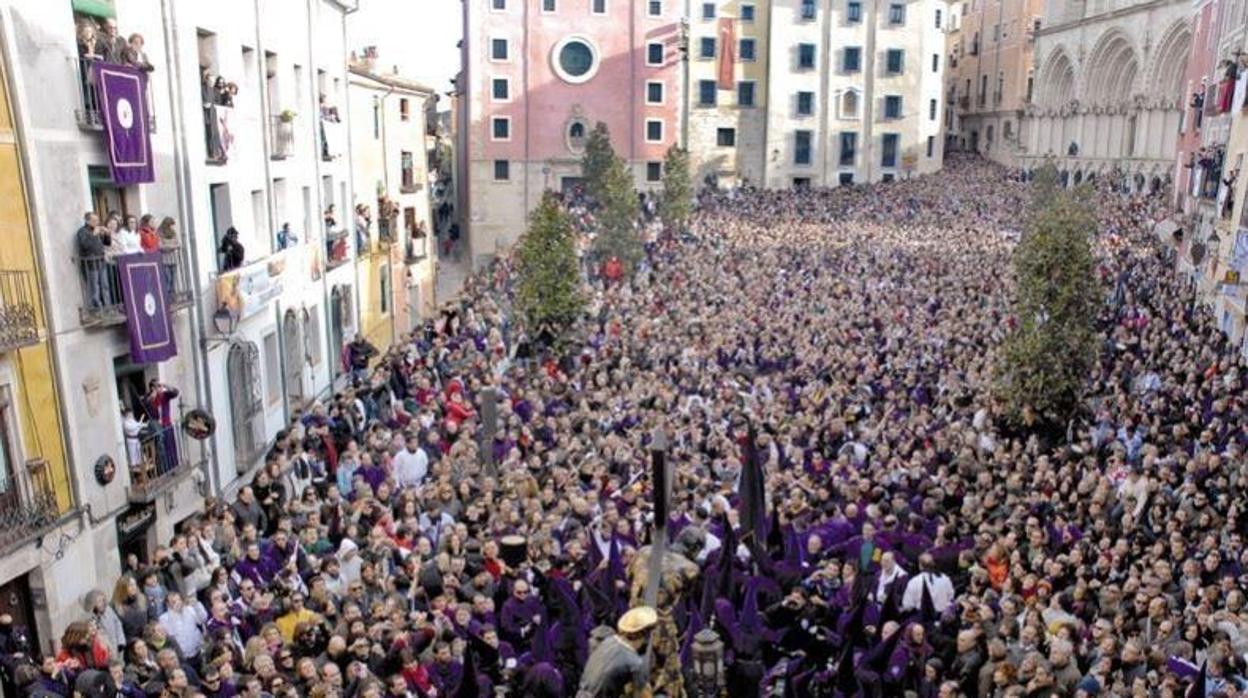 En la imagen de archivo, la procesión de las Turbas en Cuenca, una de las más multitudinarias