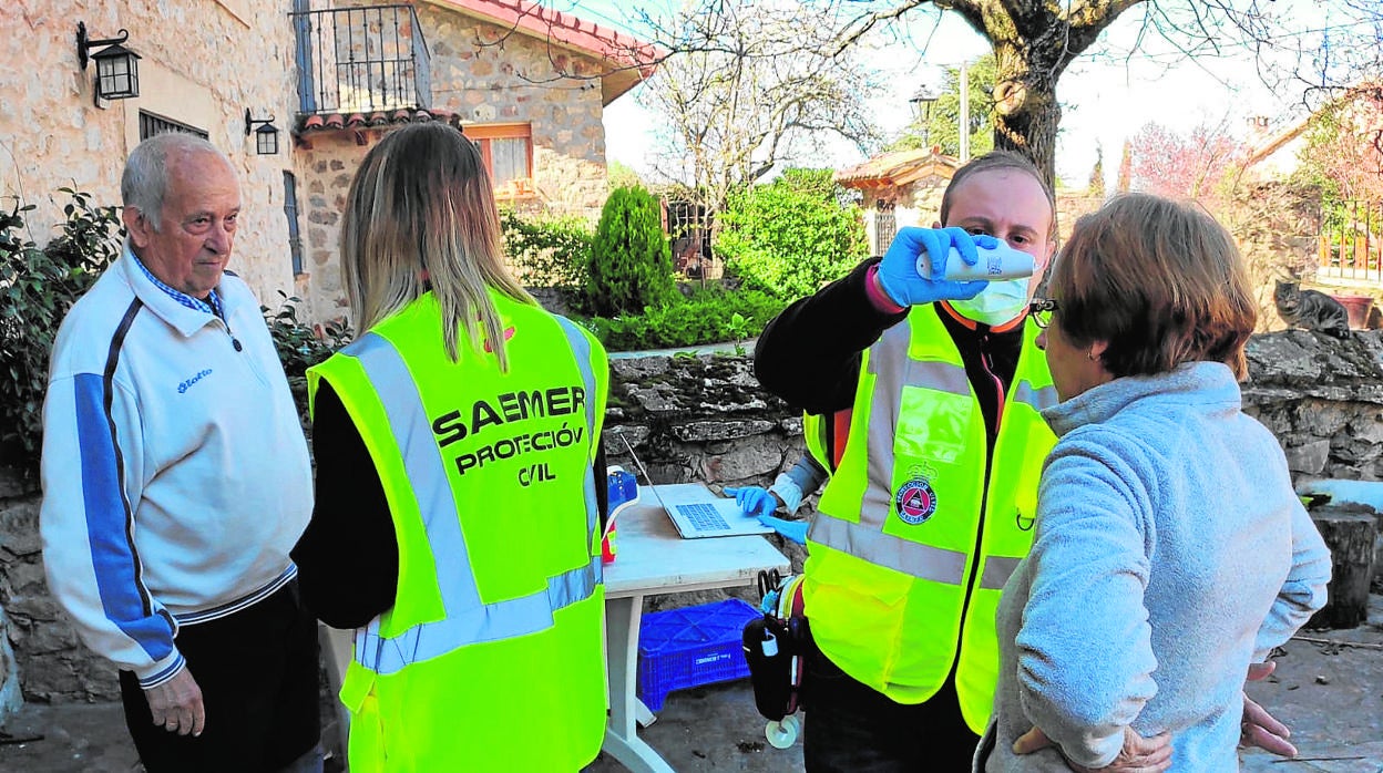 Voluntarios de Saemer, tomando la temperatura en uno de los pueblos de Segovia