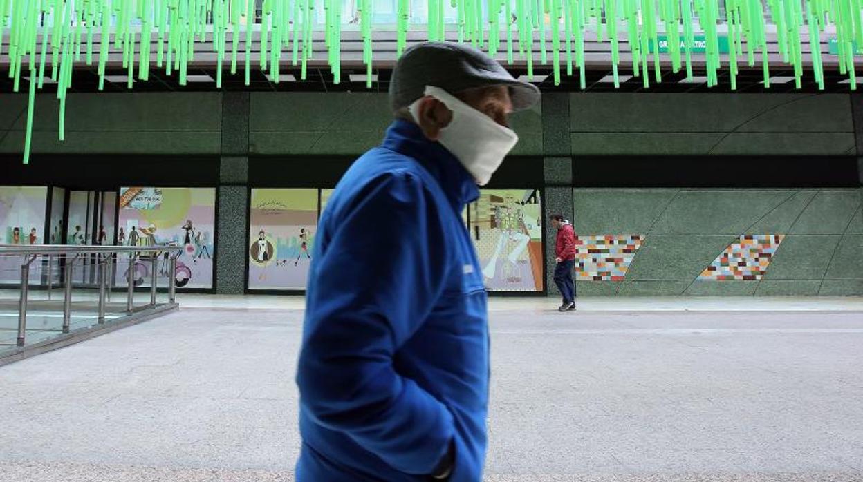 El centro comercial de As Cancelas, en Santiago, prácticamente vacío al abrir solo los establecimientos de alimentación