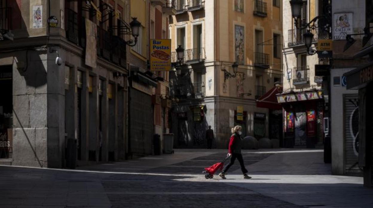 Una mujer va a la compra en Madrid