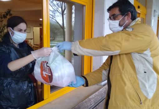 Un transportista de Buitrago entrega el material en una residencia