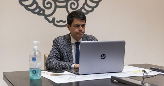 Castells, trabajando en el Ayuntamiento