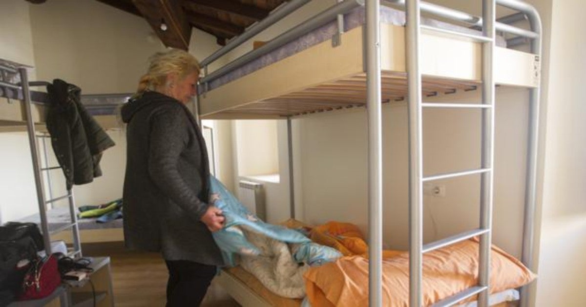 Una mujer, en las instalaciones del albergue de peregrinos en Zamora