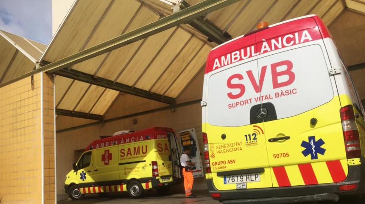 Ambulancias de Urgencias en un centro hospitalario de la Comunidad Valenciana