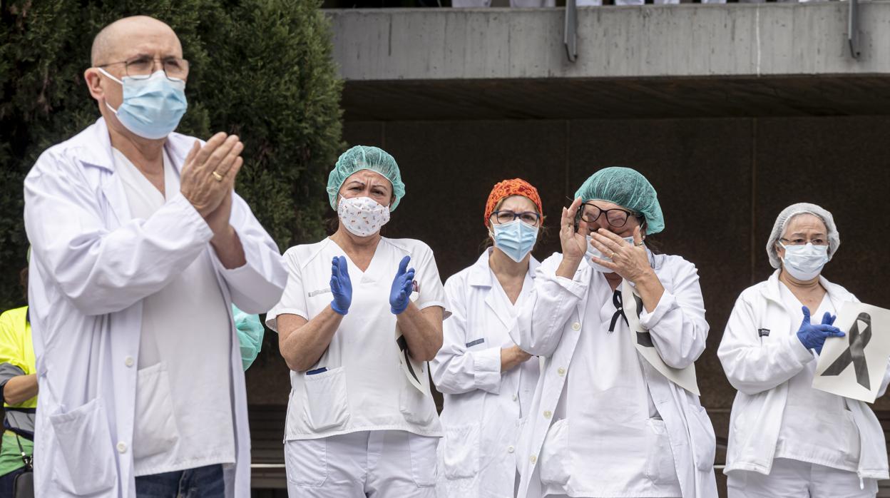 Personal del Hospital Peset de Valencia, este lunes tras un minuto de silencio por el fallecimiento de una compañera