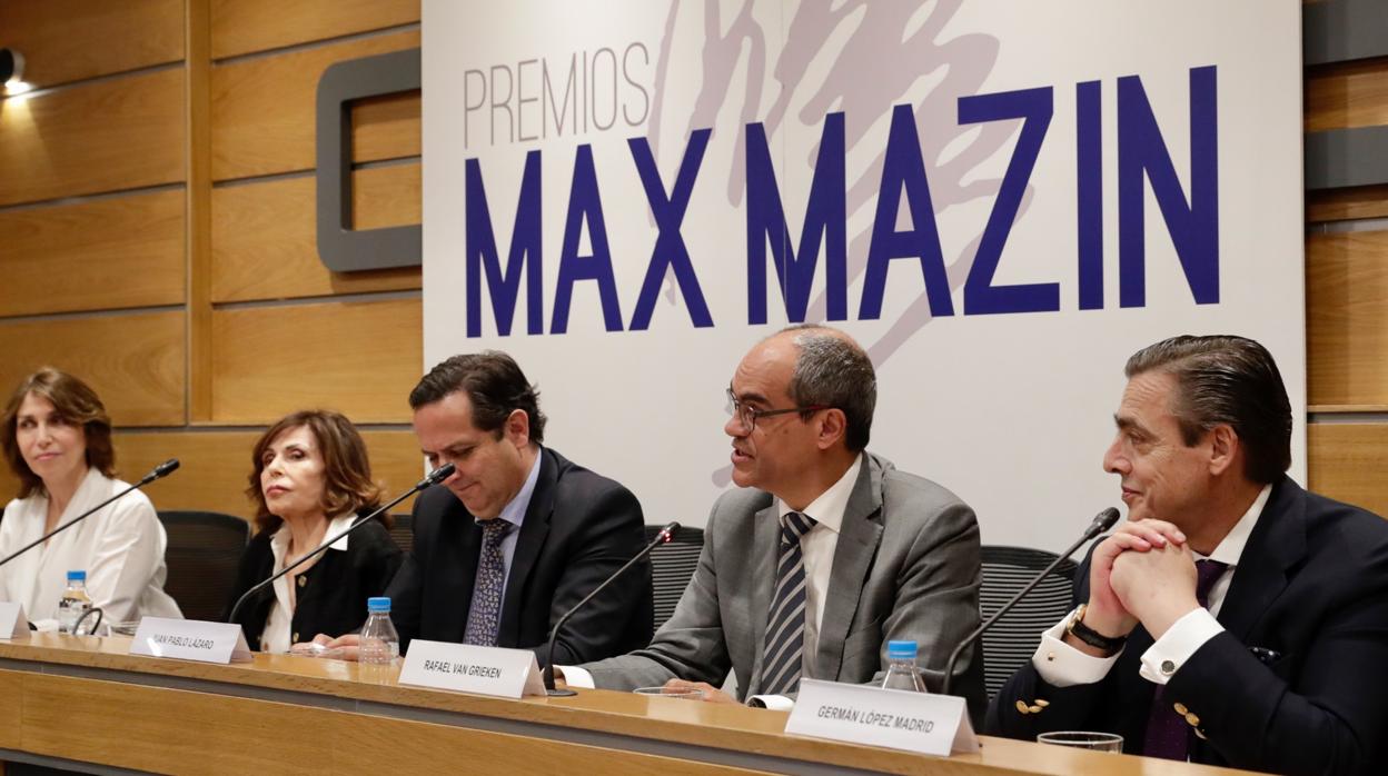 La presidenta de la fundación, Atara Mor (segunda por la izquierda), durante la entrega de los premios Max Mazin