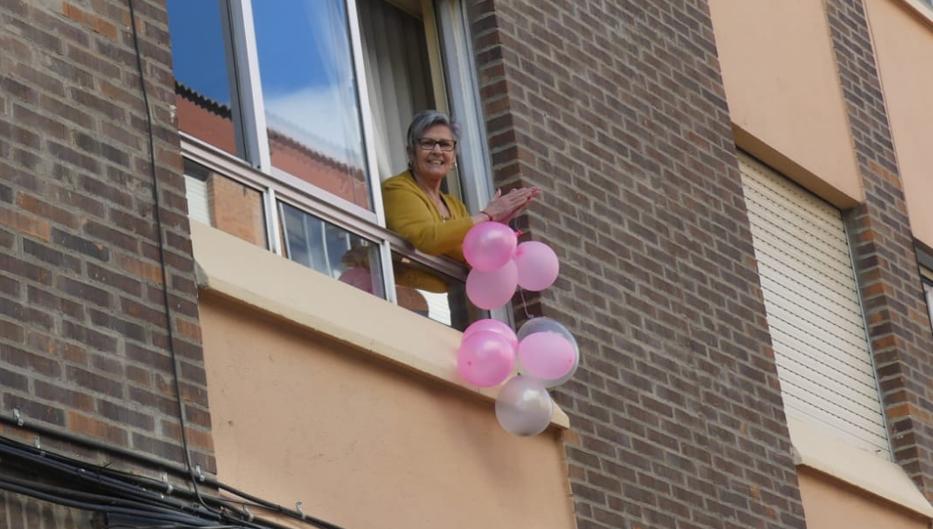 Una niña felicita a su abuela por su cumpleaños a través de la Policía Nacional de Palencia